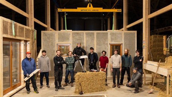 Das Team von HALM in ihrer Fertigungshalle