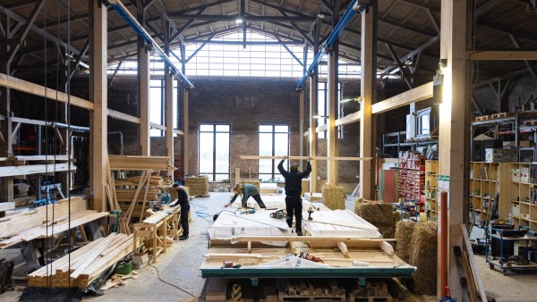 Die Fertigungshalle von Halm, in der Mitarbeiter Module zusammenstellen