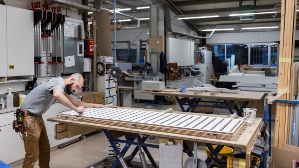 Die Mitarbeitenden der Schreinerei verbinden große handwerkliche Erfahrung mit moderner Technik.