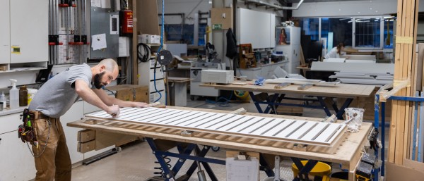 Die Mitarbeitenden der Schreinerei verbinden große handwerkliche Erfahrung mit moderner Technik.