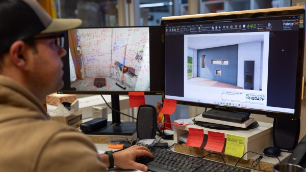 Ein Hodapps Mitarbeiter arbeitet mit einem modernen visuellen Progamm auf einem Bildschirm.