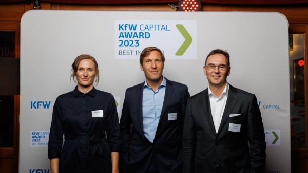 Drei Personen bei der Preisverleihung KfW Capital Award 2023
