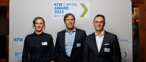 Drei Personen bei der Preisverleihung KfW Capital Award 2023