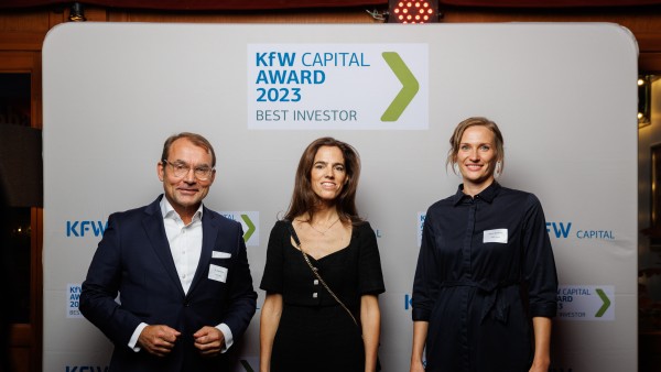 Three people at the KfW Capital Award 2023 award ceremony