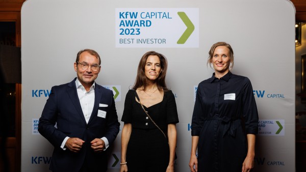 Three people at the KfW Capital Award 2023 award ceremony