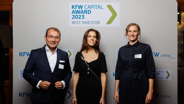 Three people at the KfW Capital Award 2023 award ceremony