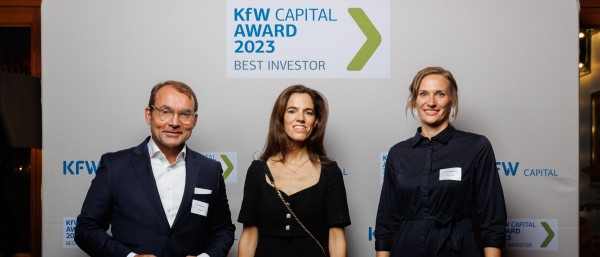 Three people at the KfW Capital Award 2023 award ceremony