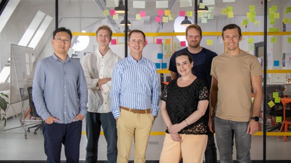 Fünf Männer und eine Frau im modernen Büro