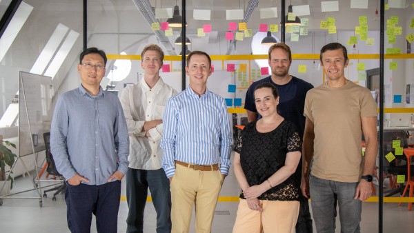 Fünf Männer und eine Frau im modernen Büro