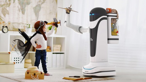 EIn Kind steht vor einem Roboter von Neura