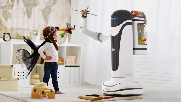 EIn Kind steht vor einem Roboter von Neura