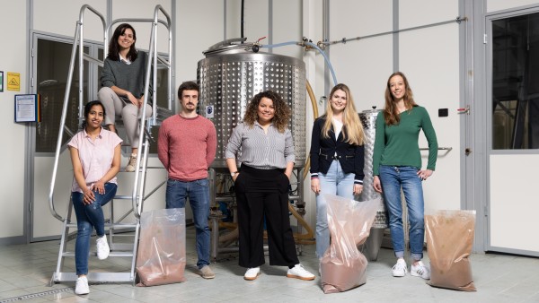 Gruppenbild in der Fabrik