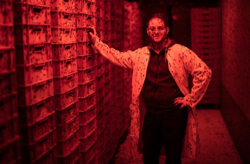 Kai Hempel im recycelten Frachtcontainer in dem die Fliegen ihre Eier legen