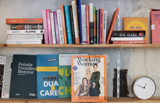 Bücherregal im Unternehmen ooia