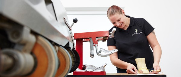 Schumachermeisterin bei der Arbeit