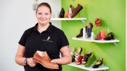 Schuhmacherin Stefanie Degle mit Schuh in der Hand