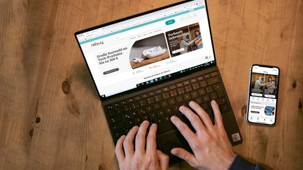 Laptop und Smartphone mit geöffneter Rebuy-Webseite