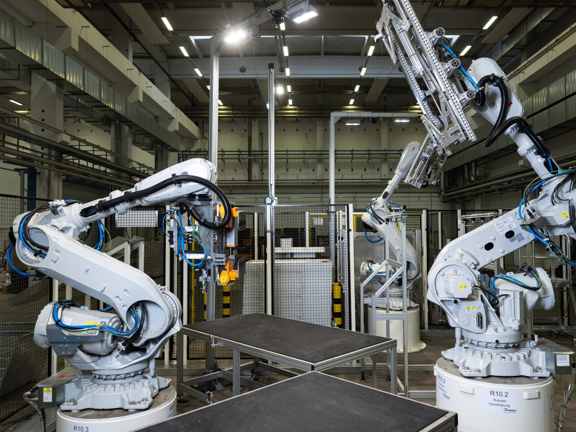 Roboter in der Produktion heben kaputte Paneele an und lassen das angesammelte Wasser ablaufen. 