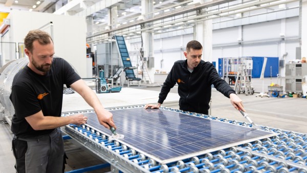 Mitarbeiter von SOLAR MATERIALS im Recyclingprozess.