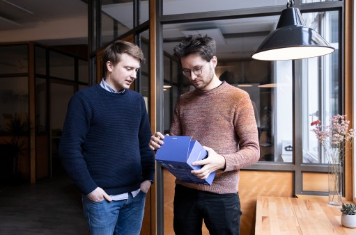 Julian Angern und Benedikt Reinke mit einer Sympatient Verpackung.