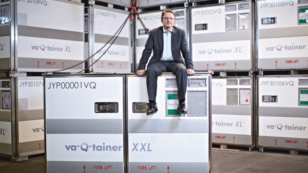 Joachim Kuhn sitzt auf einem Container