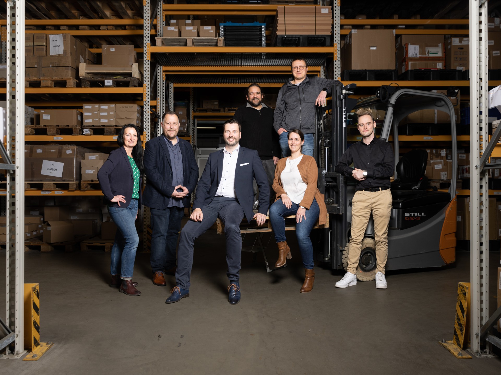 Group photo of the team in the weLOG warehouse in Wetzlar