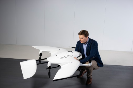 The hybrid drone is ideal for making deliveries in hard-to-reach areas. Six kilos can be loaded.