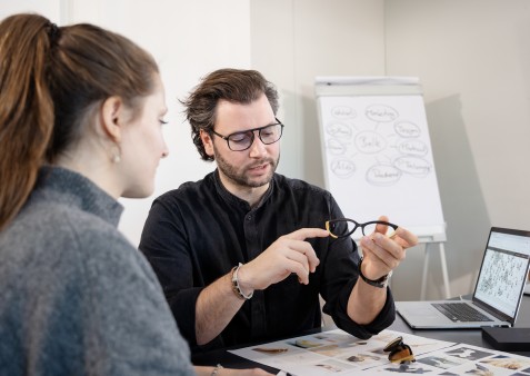 Geschäftsführer Sebastian Zenetti in der Teamsitzung mit Paulina Kath