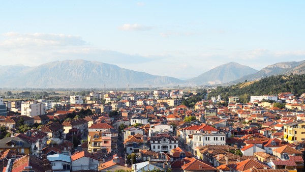 Luftaufnahme von der Stadt Korca in Südost-Albanien