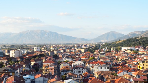 Luftaufnahme von der Stadt Korca in Südost-Albanien