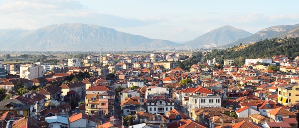 Luftaufnahme von der Stadt Korca in Südost-Albanien