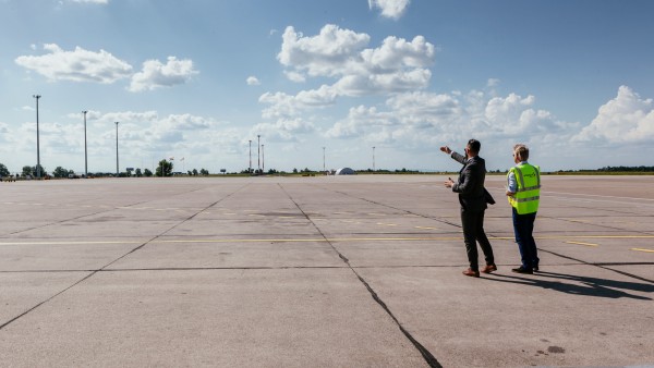 Petar Novakovic und Journalist am Flughafen Belgrad