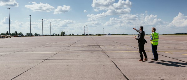 Petar Novakovic und Journalist am Flughafen Belgrad