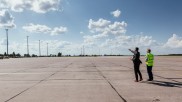 Petar Novakovic und Journalist am Flughafen Belgrad