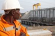 Mann mit Bauarbeiterkleidung auf Baustelle in Afrika