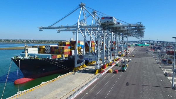 Im Hafen von Melbourne liegt das Containerschiff Long Beach vor Anker