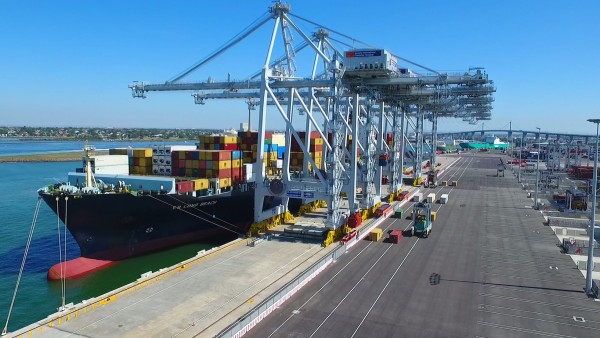 Im Hafen von Melbourne liegt das Containerschiff Long Beach vor Anker