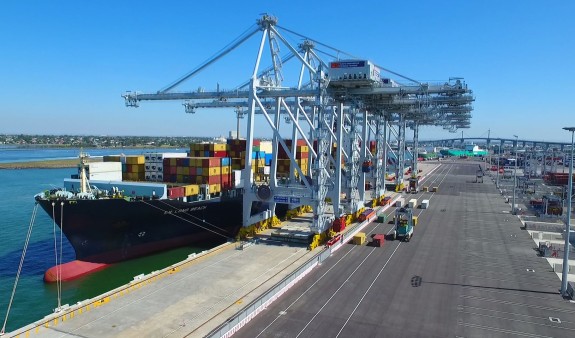 Im Hafen von Melbourne liegt das Containerschiff Long Beach vor Anker