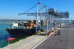 Im Hafen von Melbourne liegt das Containerschiff Long Beach vor Anker