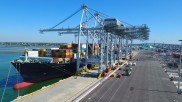 Im Hafen von Melbourne liegt das Containerschiff Long Beach vor Anker