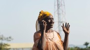 Frau telefoniert in Guinea