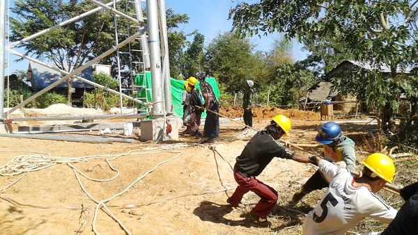 Bauarbeiter errichten einen Mobilfunkmast in Myanmar