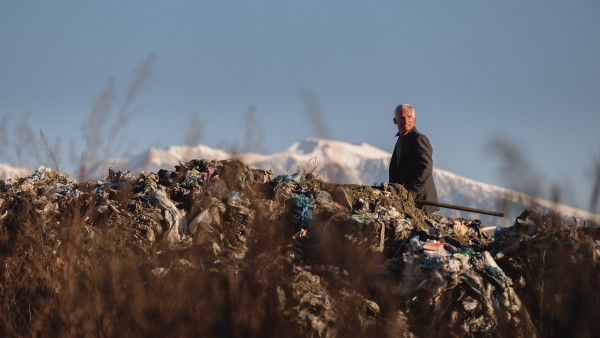 Mann auf der Müllkippe von Berat