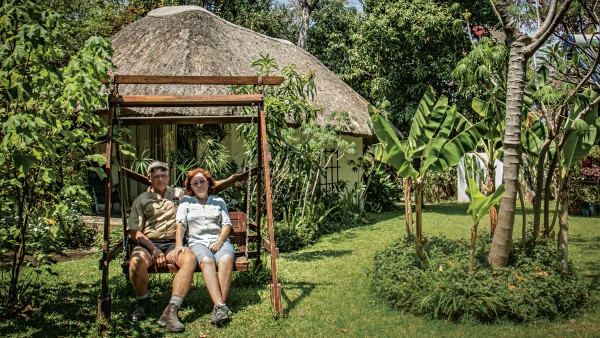 Mary Rooken-Smith sitzt mit ihrem Mann Keith im Garten ihrer Lodge