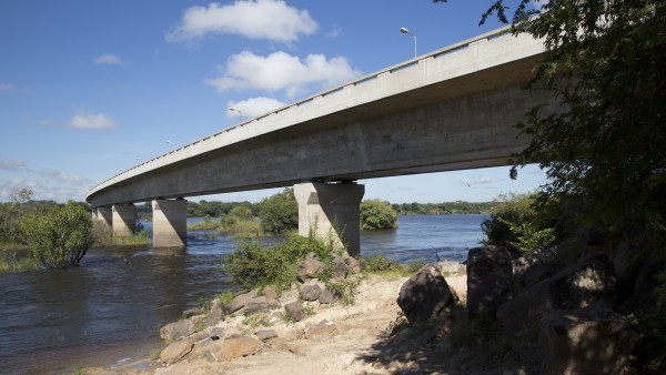 Die Katima-Mulilo-Brücke vom Ufer nach oben fotografiert
