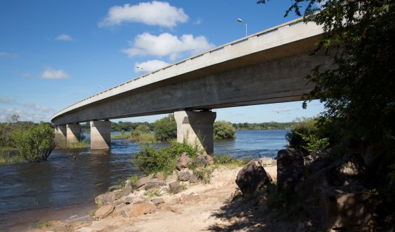 Die Katima-Mulilo-Brücke vom Ufer nach oben fotografiert