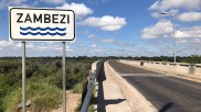 Straßenschild, das den Zambezi (englische Schreibweise) ankündigt