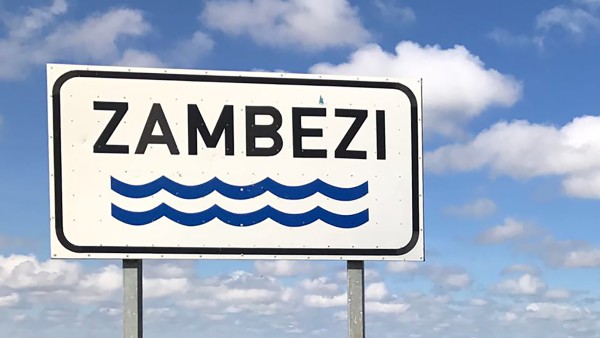 Straßenschild, das den Zambezi (englische Schreibweise) ankündigt