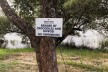 Ein Schild warnt auf Englisch vor Krokodilen und Flusspferden: nicht schwimmen!