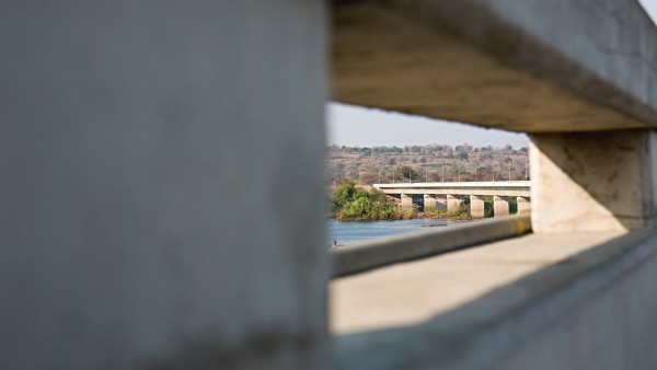Blick durch das Brückengeländer der Katima-Mulilo-Brücke